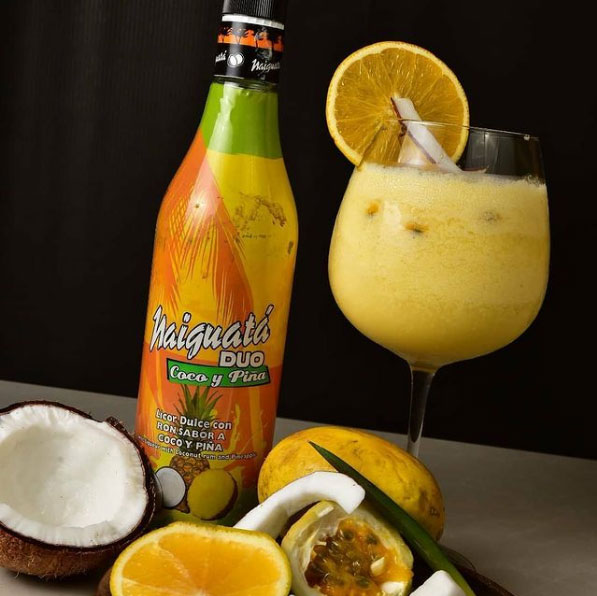 Cóctel con frutas tropicales